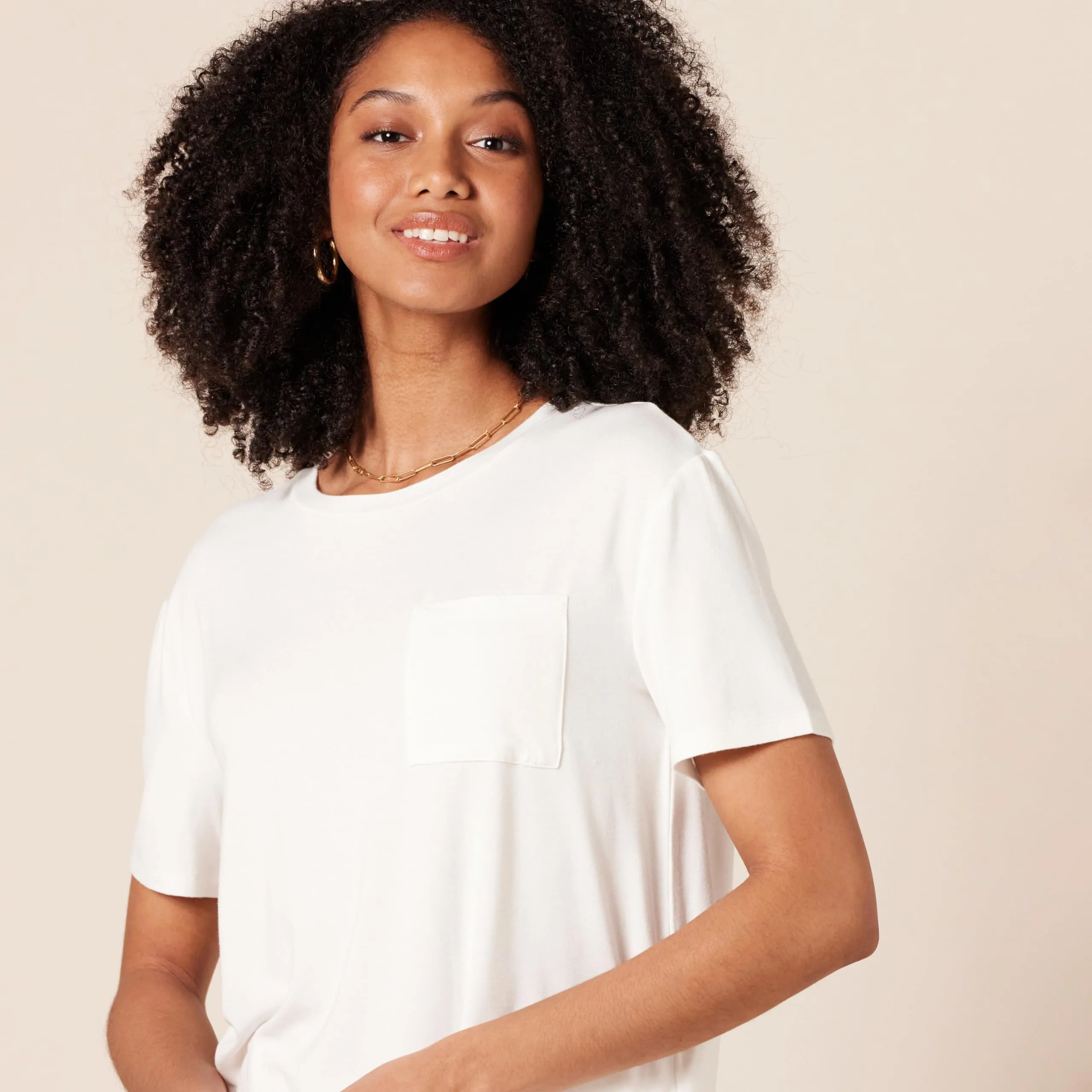 Amazon Essentials Women's Jersey Relaxed-Fit Short-Sleeve Crewneck Pocket T-Shirt, Pack of 2, Black/White, Small