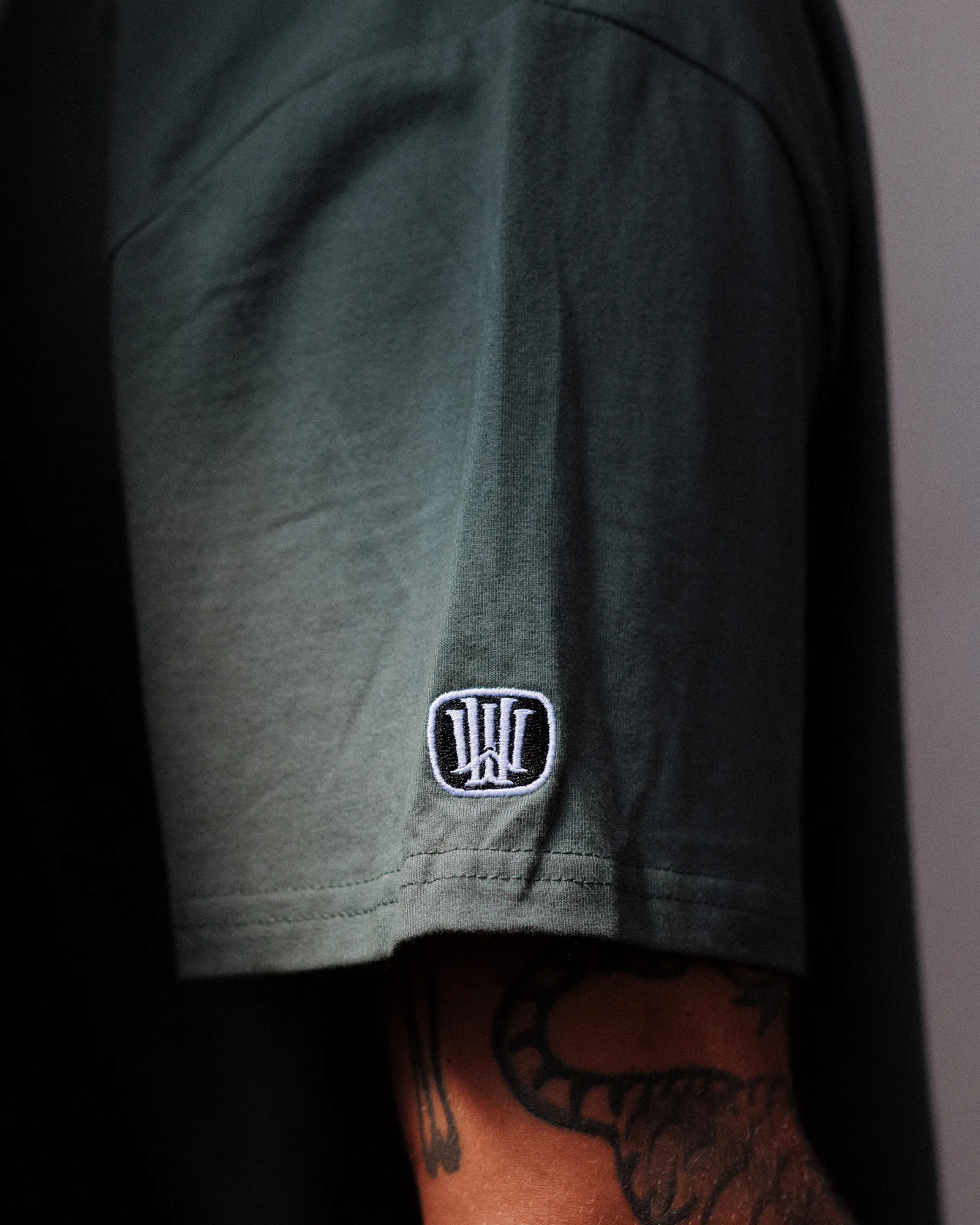 DETONE BOX FIT TEE - DARK GREEN