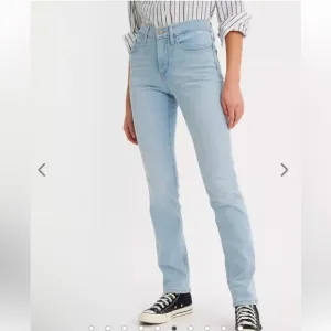 LEVIS 312 Shaping Slim Women's Jeans NWT