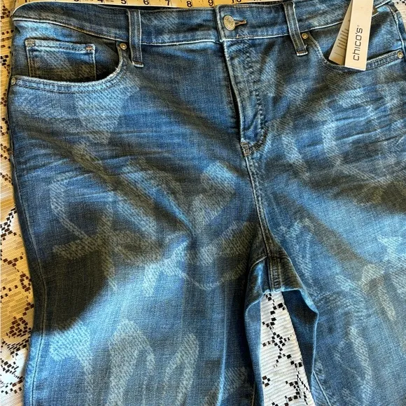 NWT Chico’s Newberry Indigo 2R So Slimming Girlfriend Slim Leg Jeans Trendy