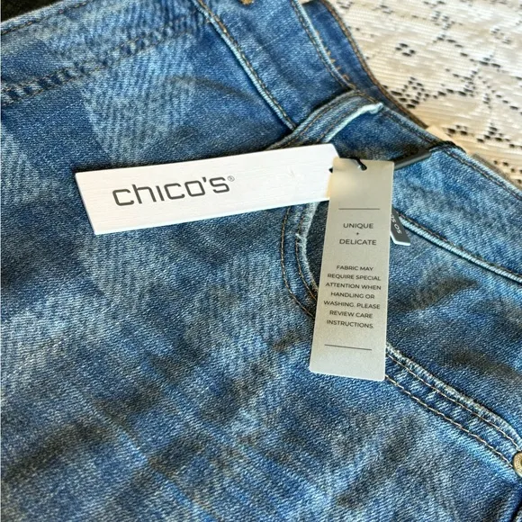 NWT Chico’s Newberry Indigo 2R So Slimming Girlfriend Slim Leg Jeans Trendy