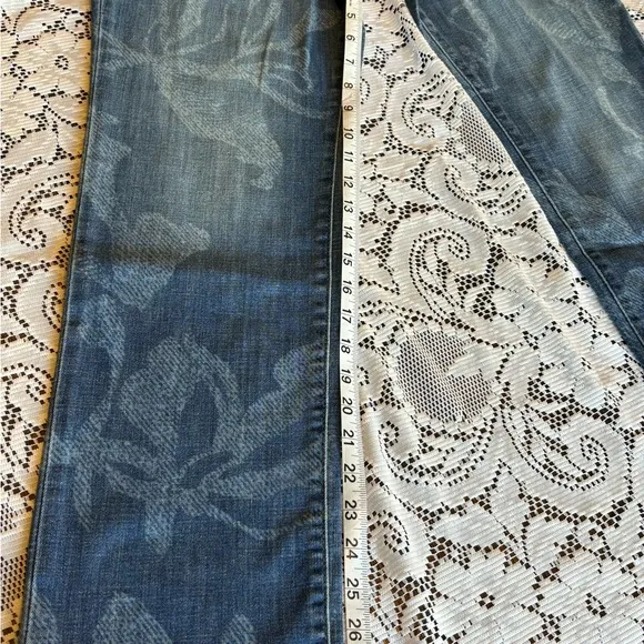 NWT Chico’s Newberry Indigo 2R So Slimming Girlfriend Slim Leg Jeans Trendy