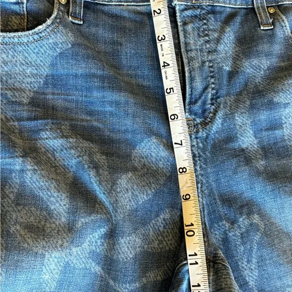NWT Chico’s Newberry Indigo 2R So Slimming Girlfriend Slim Leg Jeans Trendy