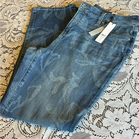 NWT Chico’s Newberry Indigo 2R So Slimming Girlfriend Slim Leg Jeans Trendy