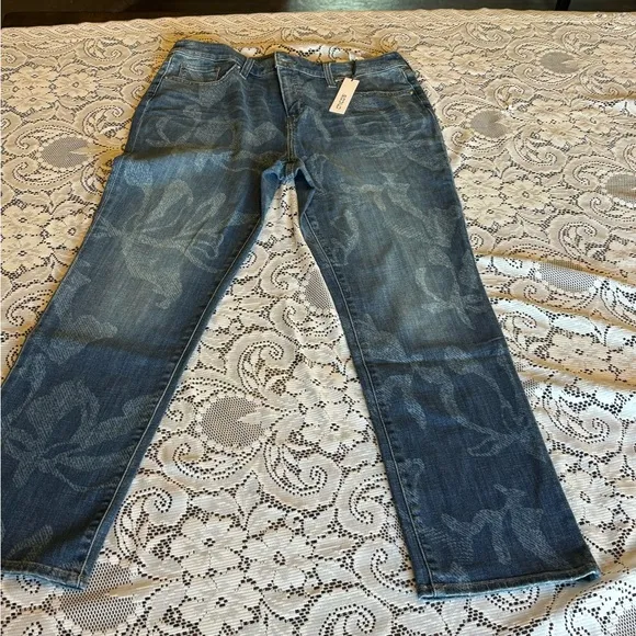 NWT Chico’s Newberry Indigo 2R So Slimming Girlfriend Slim Leg Jeans Trendy