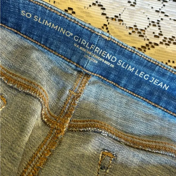 NWT Chico’s Newberry Indigo 2R So Slimming Girlfriend Slim Leg Jeans Trendy