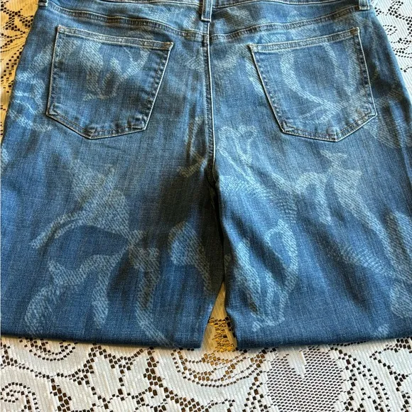 NWT Chico’s Newberry Indigo 2R So Slimming Girlfriend Slim Leg Jeans Trendy