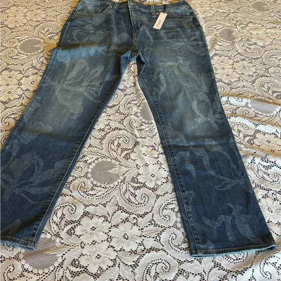 NWT Chico’s Newberry Indigo 2R So Slimming Girlfriend Slim Leg Jeans Trendy