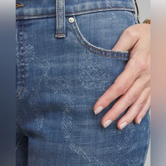 NWT Chico’s Newberry Indigo 2R So Slimming Girlfriend Slim Leg Jeans Trendy