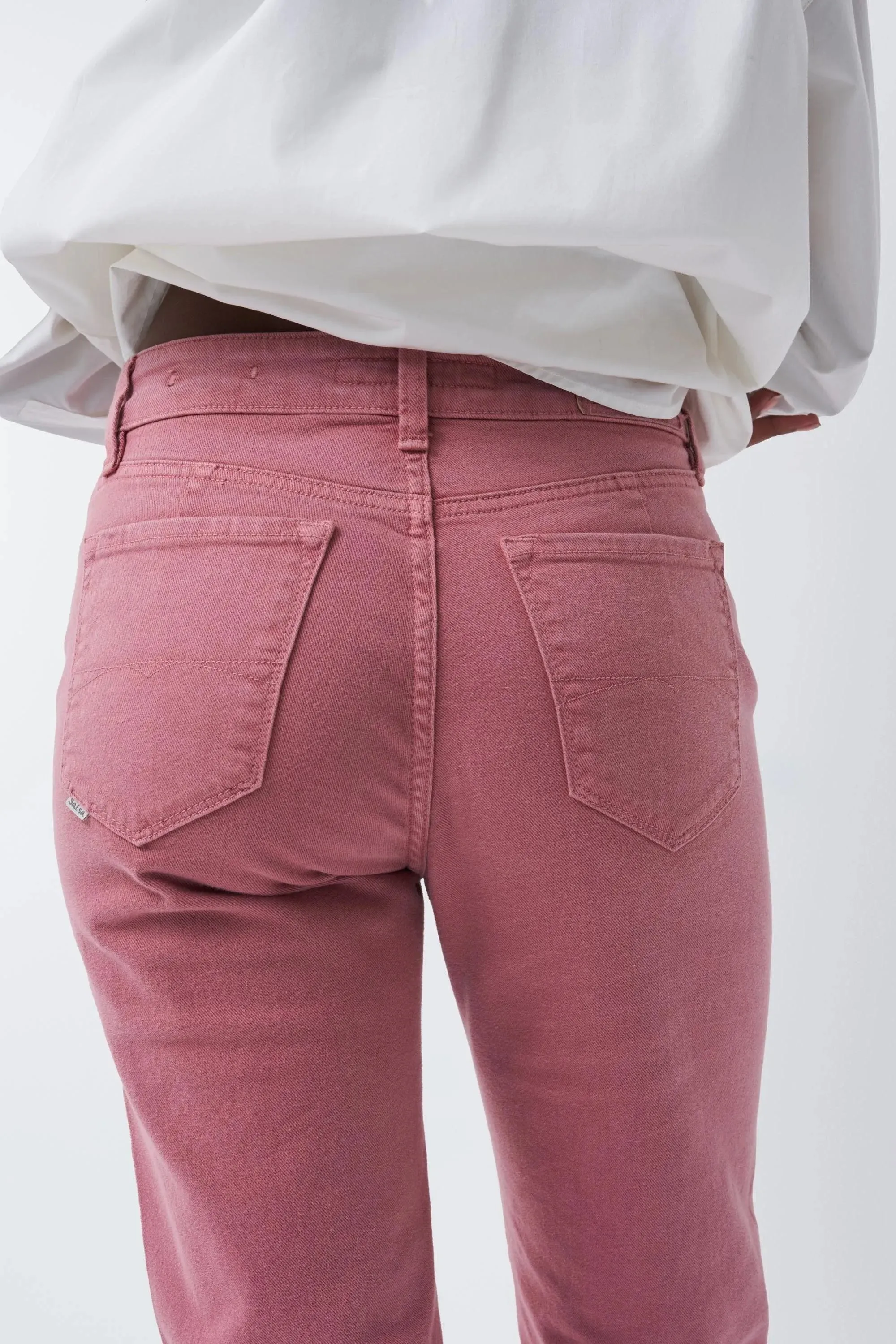 Vaqueros True Cropped Slim con color