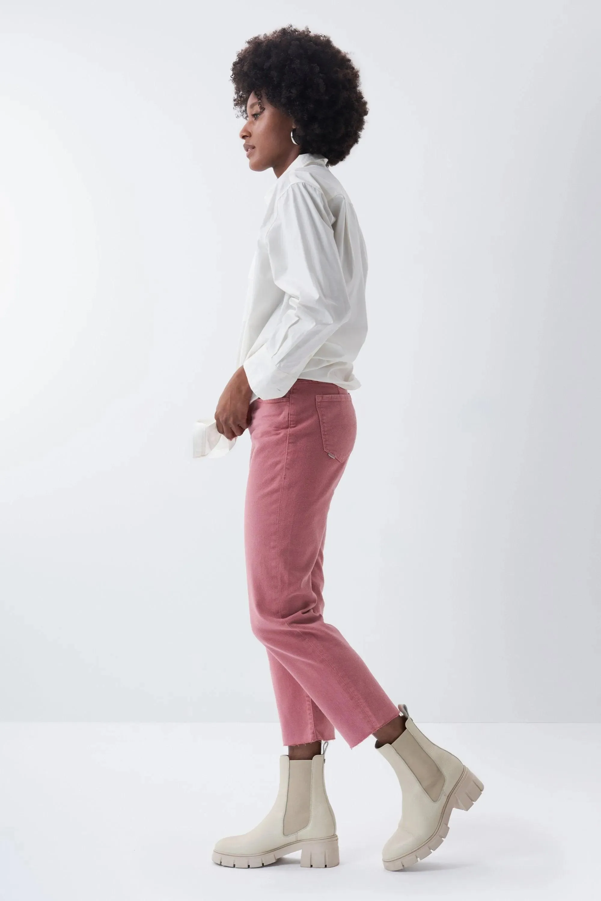 Vaqueros True Cropped Slim con color