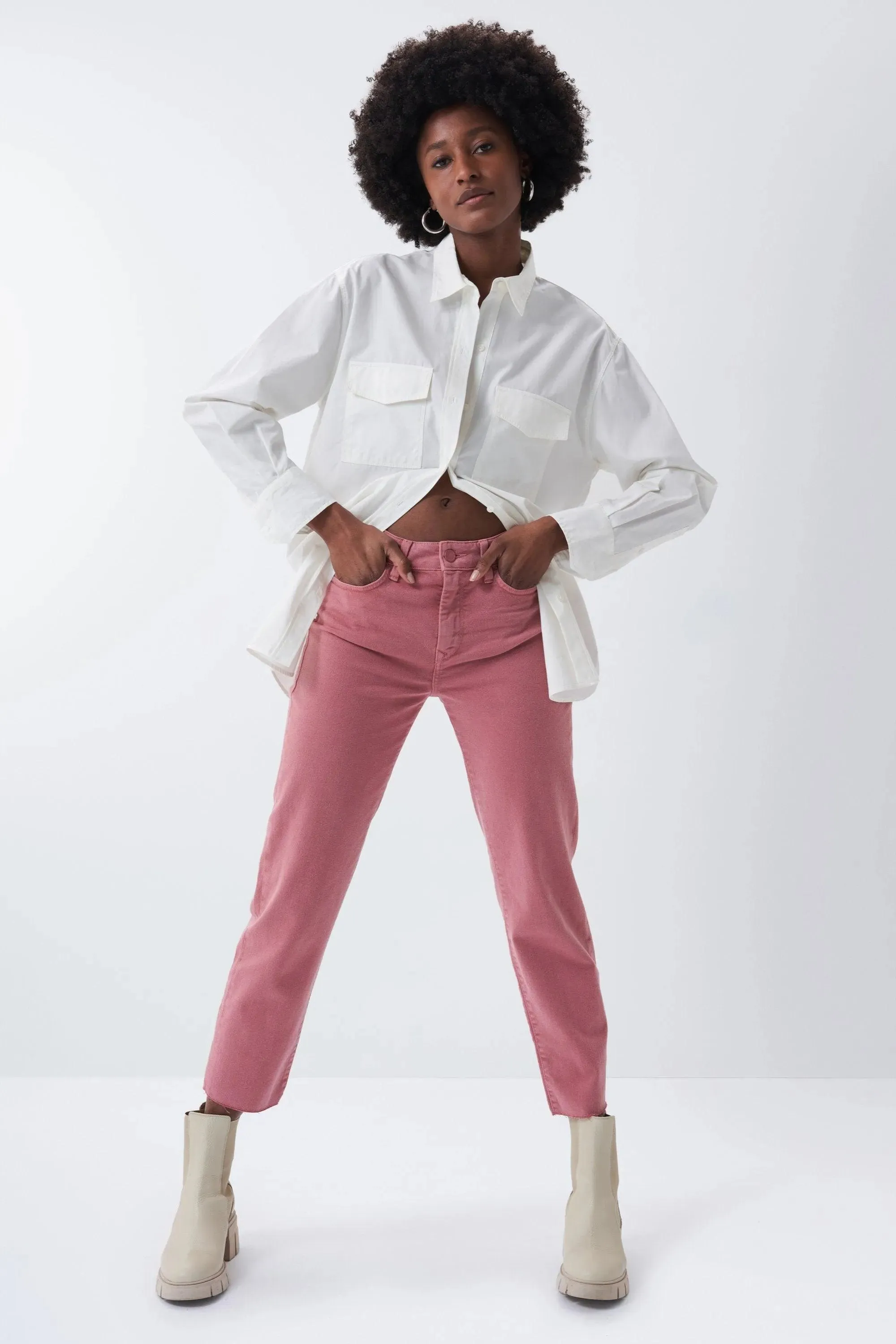 Vaqueros True Cropped Slim con color