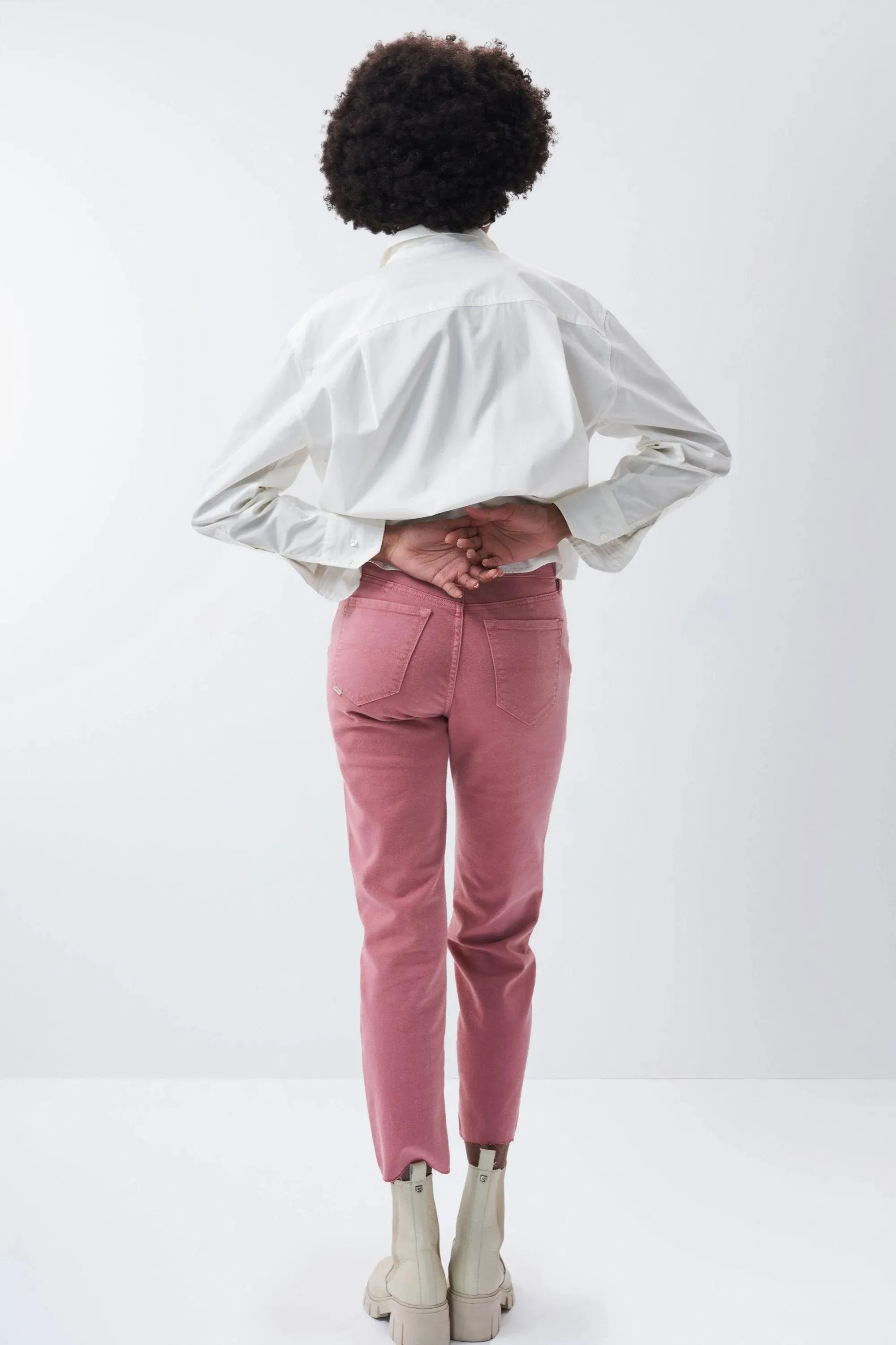 Vaqueros True Cropped Slim con color