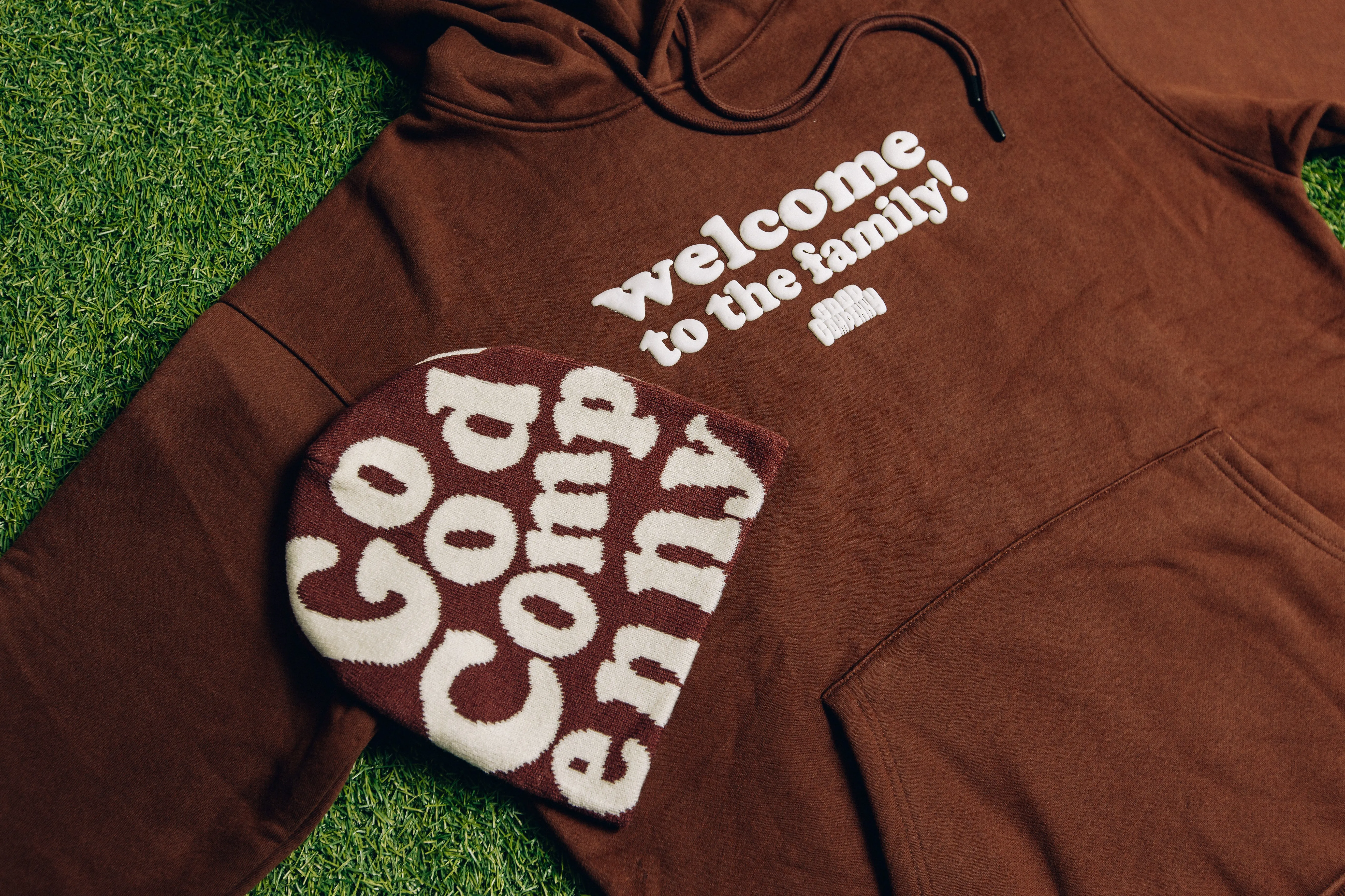 WELCOME TO THE FAMILY! HOODIE BROWN/CREAM