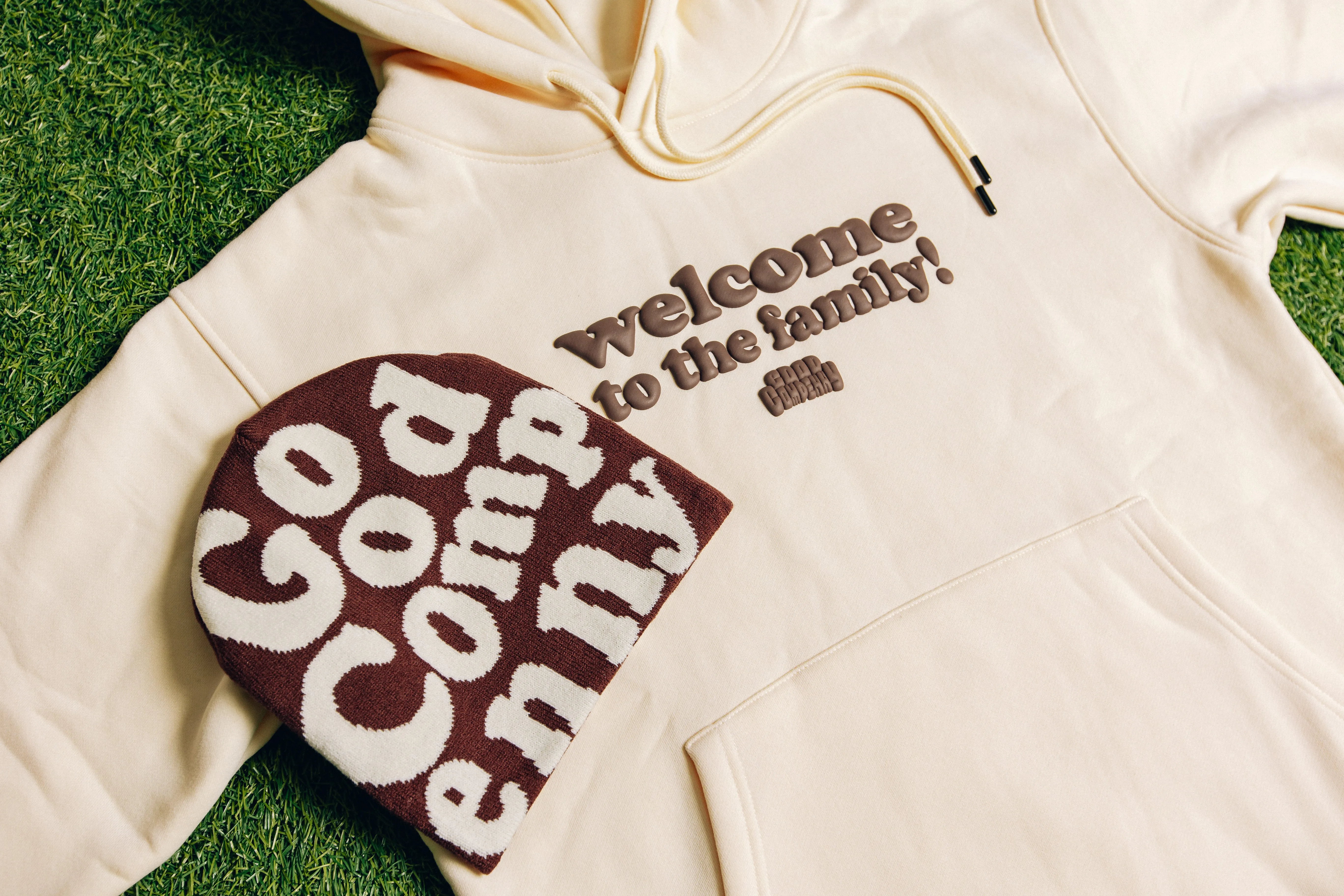 WELCOME TO THE FAMILY! HOODIE CREAM/BROWN