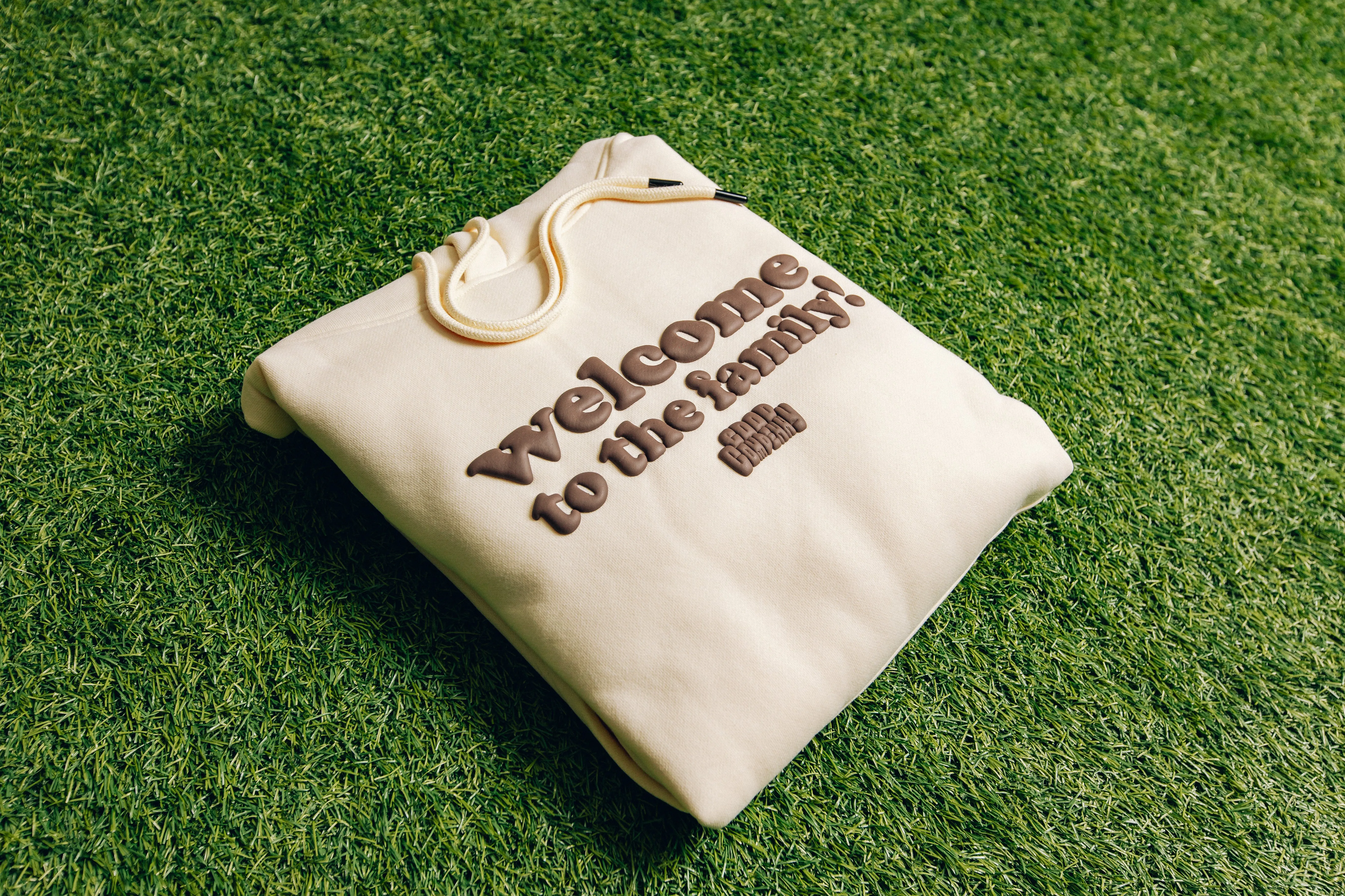 WELCOME TO THE FAMILY! HOODIE CREAM/BROWN