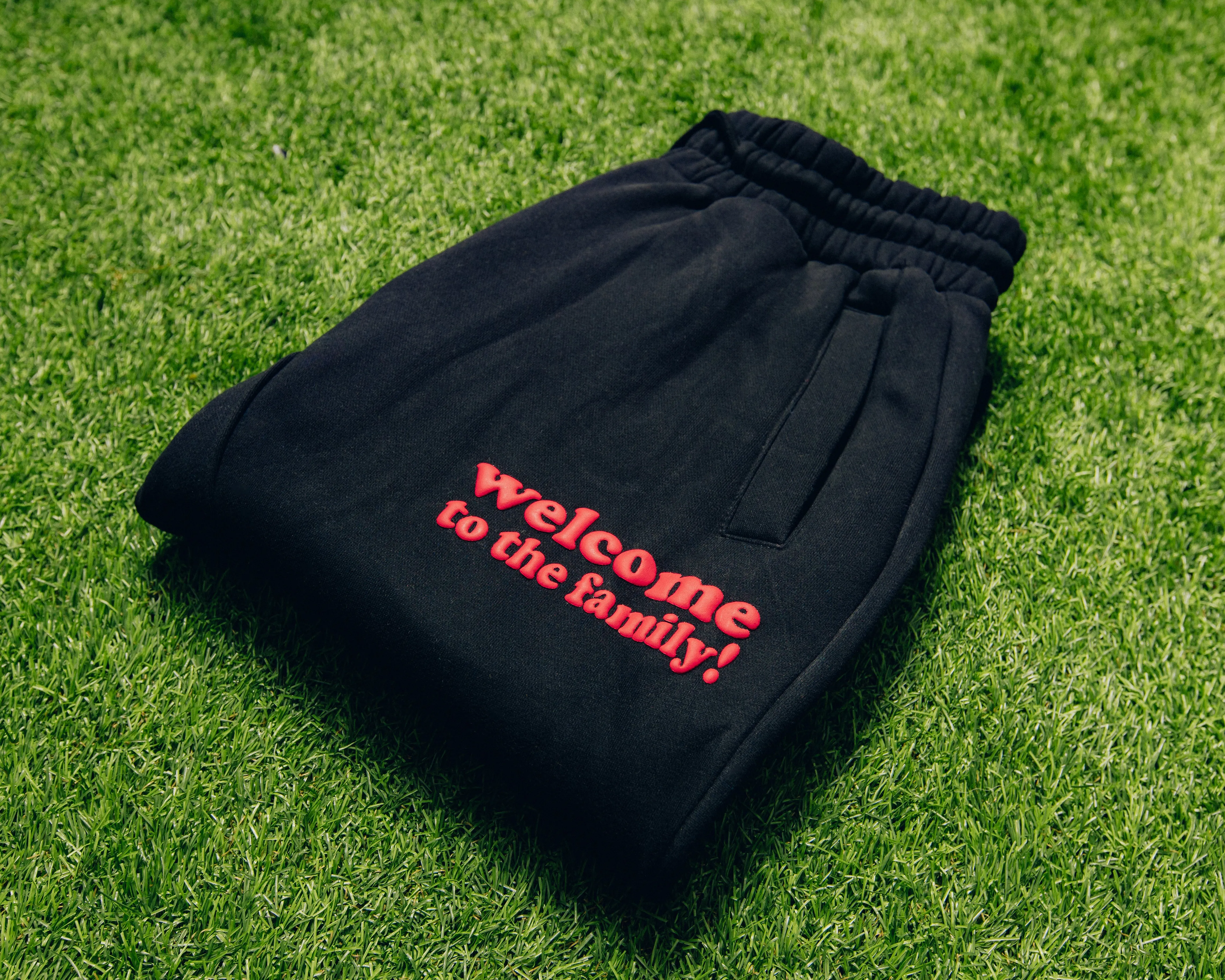 WELCOME TO THE FAMILY! SWEAT PANTS BLACK/RED